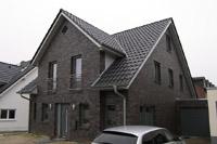 4-Giebel Haus mit Erdwärme in Oberhausen (Ruhrgebiet), farbige Fenster, Garagen, Rautenfenster, Satteldach, Effizienzhaus