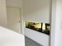 Aquarium ist in der Wand eingelassen - Wand zwischen Diele und Wohnen, Einfamilienhaus in Niedersachsen, Osnabrück