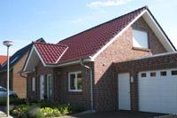 Bungalow mit Satteldach und Vollkeller in Senden, Solaranlage, Garage, Klinker, Massivbau, Dach im Eingang hochgezogen
