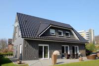 Doppelhaus mit unterschiedlichen Größen in NRW, Trapezgaube, Klinkerfassade, Dreieckfenster, Carport Anlage, DFF