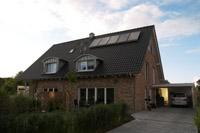 Doppelhaushälfte in Münster Amelsbüren, Tonnendachgaube mit Zink- Verkleidung, Panoramafenster im Spitzboden, Solar