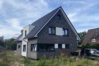 Giebelständiges Einfamilienhaus in Wallenhorst, Eingang traufenständig, Wärmepumpe, Lüftungsanlage, Hebe-Schiebe-Tür