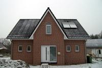 Einfamilienhaus Neubau Massivhaus in Bohmte, Friesengiebel, Rundbogenfenster, Solaranlage zur Warmwasserbereitung