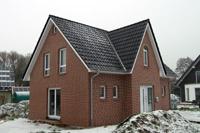 Einfamilienhaus Neubau Massivhaus in Bohmte, Friesengiebel, Rundbogenfenster, Solaranlage zur Warmwasserbereitung
