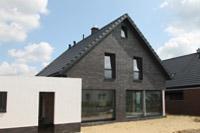 Außenansichten Niedrigenergiehaus, Architektenhaus in Osnabrück, farbige Dachrinnen, Fallrohre, Dachüberstände