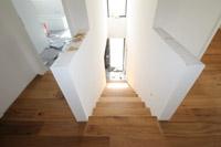 Anschluss Treppe Flur im Dachgeschoss, einheitlich Parkett Holz; Bodenbeläge DG Parkett, Malerarbeiten weiß, Vliestapete