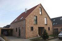 Hausbau in Lüdinghausen, modernes Landhaus, ohne Dachüberstände, farbige Fenster, Giebelständiges Haus, Landhaus-Stil