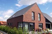Modernes Massivhaus mit Satteldach, mit klaren Formen, ohne Dachüberstände, Eckelemente, farbige Fenster - Greven, NRW
