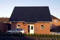 Klinkerbau mit Satteldach, Dachschleppe, Sole Wärmepumpenheizung, Effizienzhaus 70, Dreischeibenverglasung, FBH