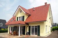 Mediterranes Landhaus mit Fensterlden (farbig) in Neuenkirchen bei Rheine, Sprossen, Sulen, Balkon, Ausbauten, Putz