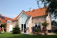 Landhaus Architektur, kleine Dachberstnde, Sandstein Applikationen in der Fassade, 4-Giebel Haus, Sprossen, Rundbgen