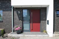 Eingang / Haustür überdacht, modernes Einfamilienhaus mit Satteldach in Sassenberg, NRW, Mischfassade Klinker - Putz, 4-Giebel-Haus, Erdwärmepumpe uvm.