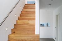 Modernes Architektenhaus, gerade Treppe, geradläufige Treppe, Betontreppe mit Holzstufen