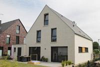 Modernes Einfamilienhaus mit Satteldach in Greven, Schildgiebel, heller Klinker, Holz-Verschalung, Eingang / Haustür überdacht / Raffstoren, Erdwärme uvm.