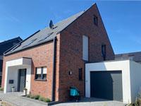 Modernes 3-Giebel-Haus in Münster, NRW - Schildgiebel, Satteldach, Glattziegel, Eingang / Hauseingang überdacht, dunkle Dachrinnen