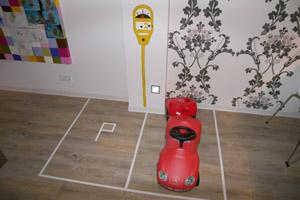 Parkplatz fr den Nachwuchs im neuen Zuhause: Bobby-Car im Wohnzimmer, sogar mit aufgemalter Parkuhr