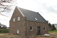 Massivhaus im englischen Stil / Landhausstil mit Schilddachgiebel, Ecklisenen in Melle, Niedersachsen, Erdwrmepumpe