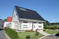 Einfamilienhaus in Münster Angelmodde, Solarsieldung, weißer Verblendstein, dunkler Sockel, Solaranlage Warmwasser
