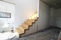 Treppenoberbelag Holz, Betontreppe mit Holzbelag, geradeläufige Treppe