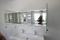 Unterputz Spiegelschrank im Badezimmer beleuchtet und dimmbar