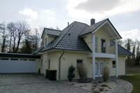 Einfamilienhaus mit Walmdach bei Belm (Bramsche, Wallenhorst, Bohmte), Balkon, 4 Giebel, Schornstein, Freisitz Terrasse