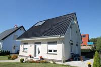 Einfamilienhaus in Münster Angelmodde, Solarsieldung, weißer Verblendstein, dunkler Sockel, Solaranlage Warmwasser