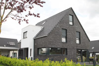 Individuelles Massivhaus in Greven, farbige Rollladen, Flachdach - Kubus, Übereckfenster, Erdwärme, ohne Dachüberstände